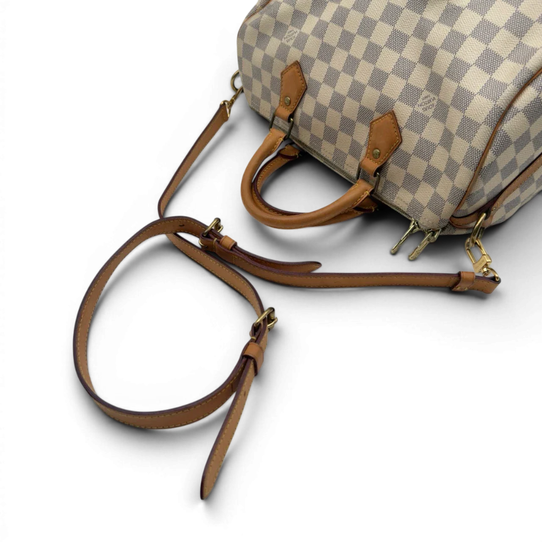 https://cdn.shopify.com/s/files/1/0564/9376/8855/files/Louis_Vuitton_Handtasche_Speedy_30_Bandouliere_Damier_Azur_weiss_10.webp?v=1784128191