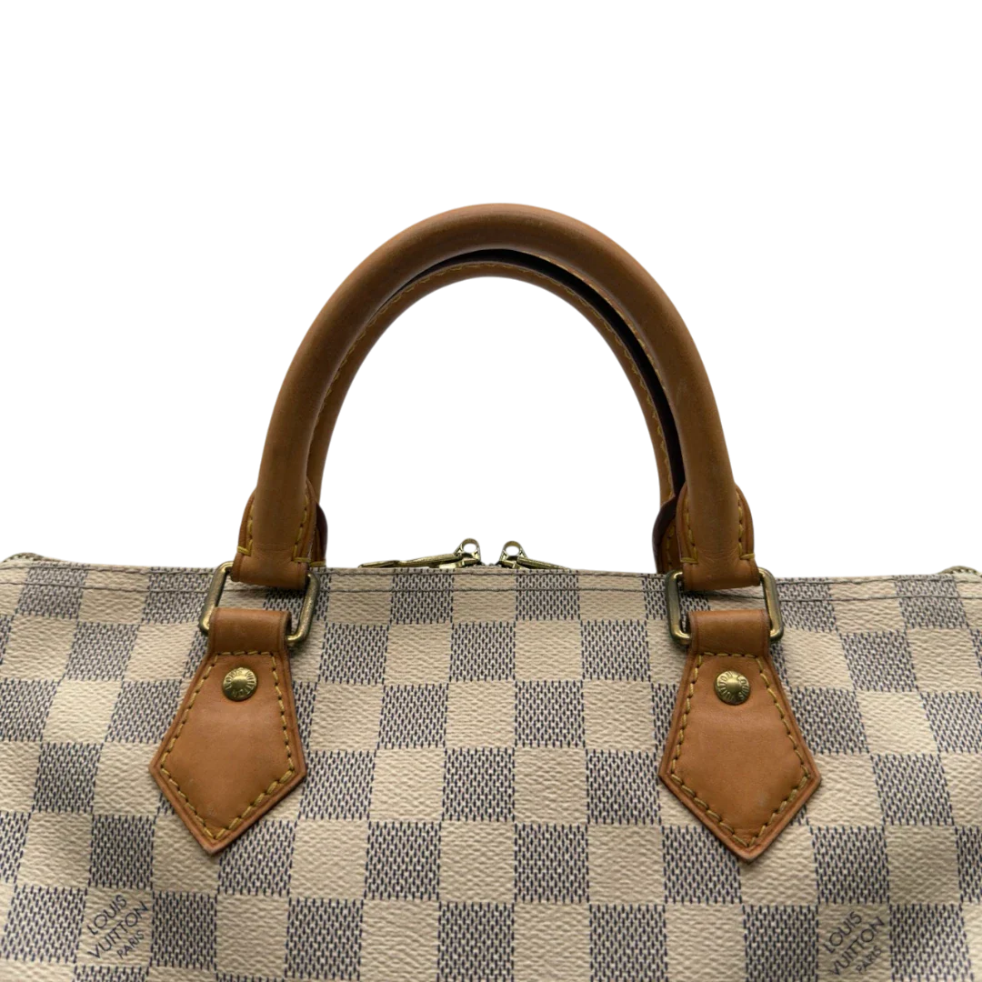https://cdn.shopify.com/s/files/1/0564/9376/8855/files/Louis_Vuitton_Handtasche_Speedy_30_Bandouliere_Damier_Azur_weiss_11.webp?v=1784128191