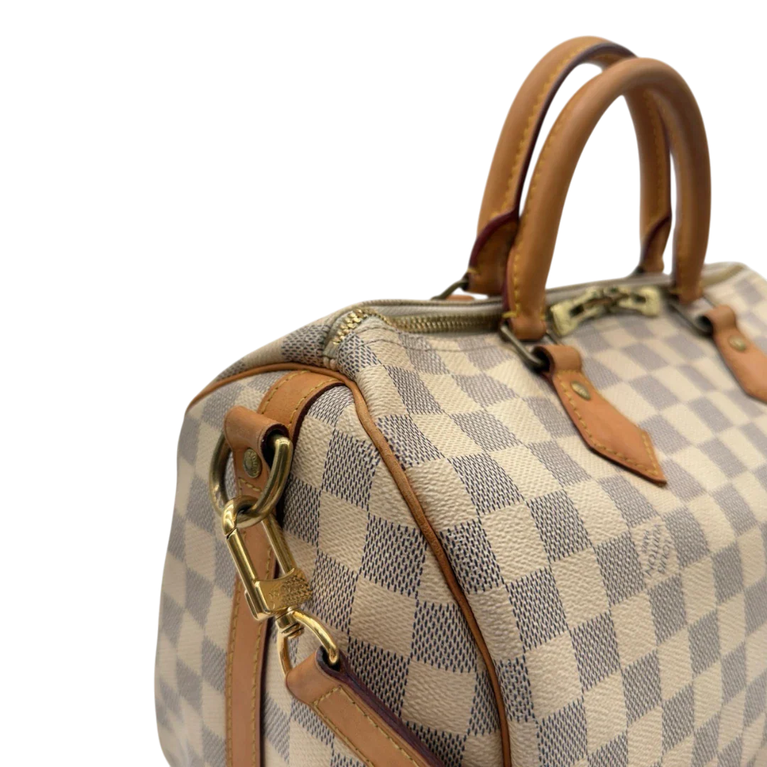 https://cdn.shopify.com/s/files/1/0564/9376/8855/files/Louis_Vuitton_Handtasche_Speedy_30_Bandouliere_Damier_Azur_weiss_12.webp?v=1784128191