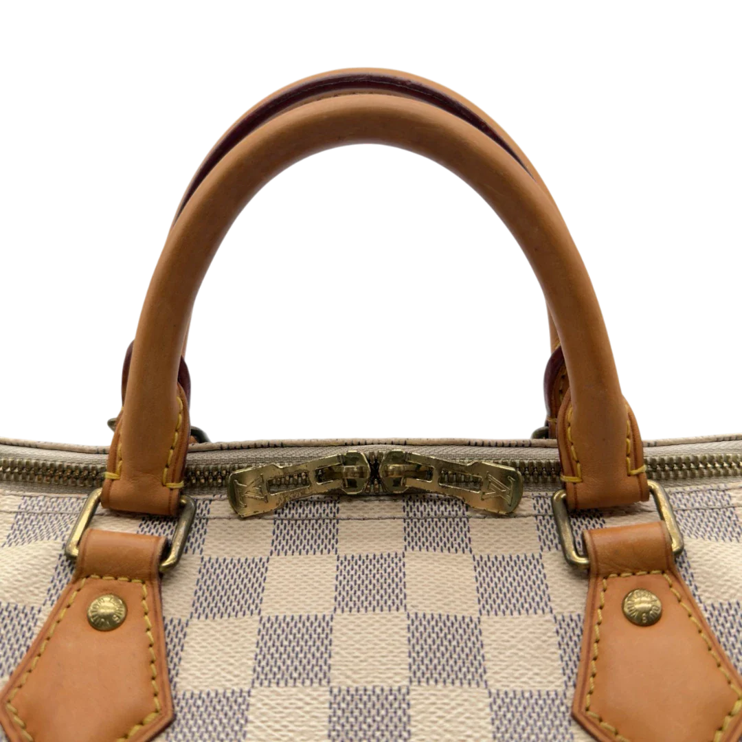 https://cdn.shopify.com/s/files/1/0564/9376/8855/files/Louis_Vuitton_Handtasche_Speedy_30_Bandouliere_Damier_Azur_weiss_13.webp?v=1784128191