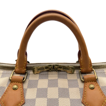 https://cdn.shopify.com/s/files/1/0564/9376/8855/files/Louis_Vuitton_Handtasche_Speedy_30_Bandouliere_Damier_Azur_weiss_13.webp?v=1784128191