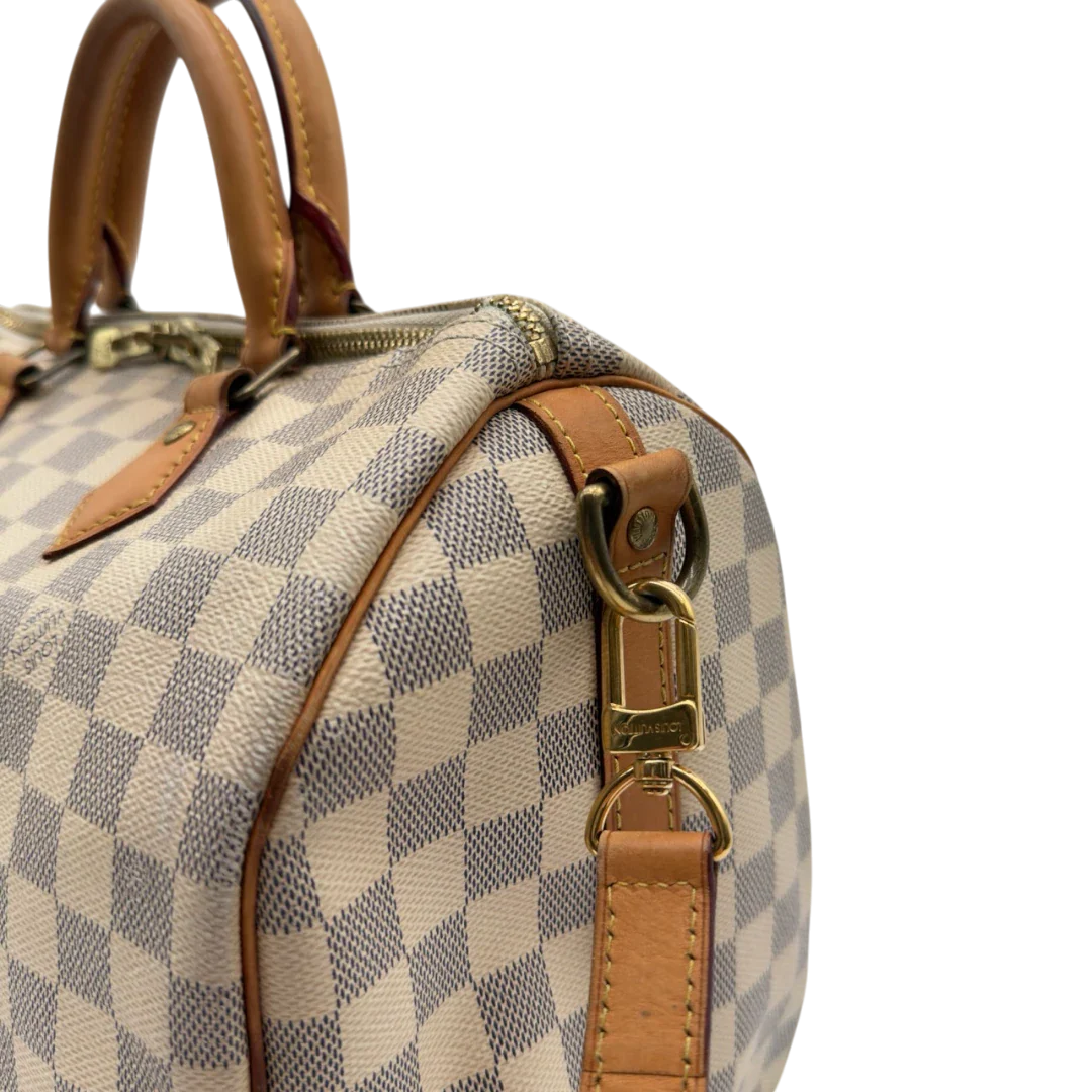 https://cdn.shopify.com/s/files/1/0564/9376/8855/files/Louis_Vuitton_Handtasche_Speedy_30_Bandouliere_Damier_Azur_weiss_14.webp?v=1784128191