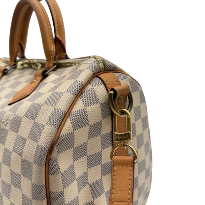 https://cdn.shopify.com/s/files/1/0564/9376/8855/files/Louis_Vuitton_Handtasche_Speedy_30_Bandouliere_Damier_Azur_weiss_14.webp?v=1784128191
