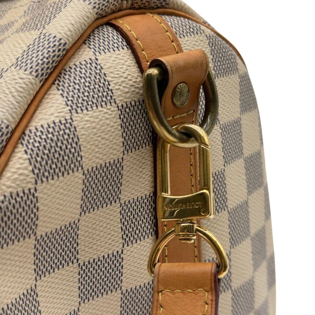 https://cdn.shopify.com/s/files/1/0564/9376/8855/files/Louis_Vuitton_Handtasche_Speedy_30_Bandouliere_Damier_Azur_weiss_15.webp?v=1784128191