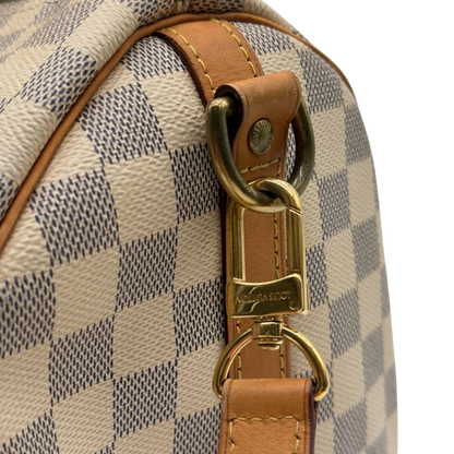 https://cdn.shopify.com/s/files/1/0564/9376/8855/files/Louis_Vuitton_Handtasche_Speedy_30_Bandouliere_Damier_Azur_weiss_15.webp?v=1784128191