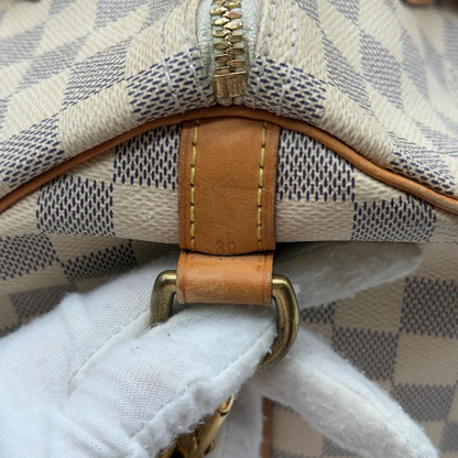 https://cdn.shopify.com/s/files/1/0564/9376/8855/files/Louis_Vuitton_Handtasche_Speedy_30_Bandouliere_Damier_Azur_weiss_17.webp?v=1784128191