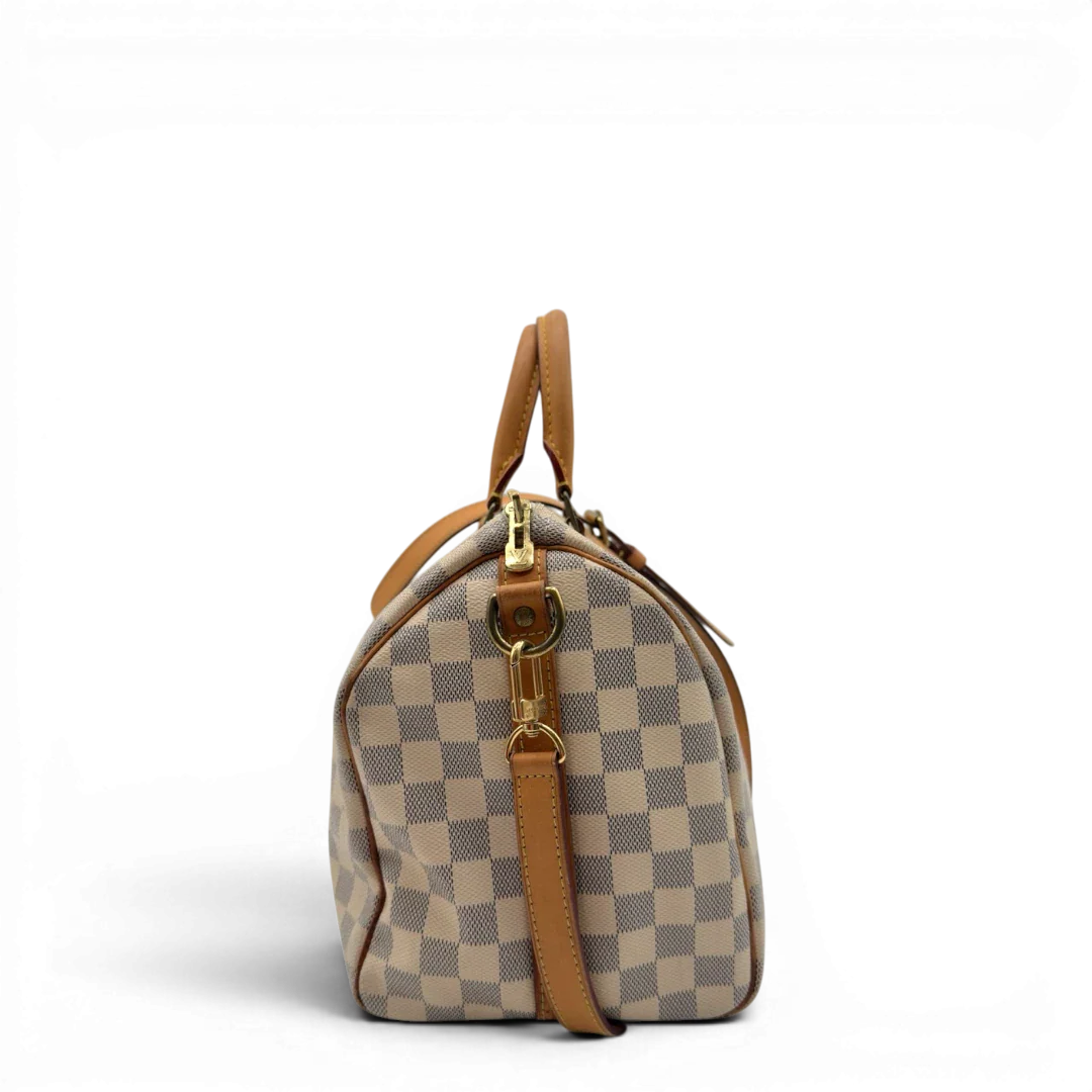https://cdn.shopify.com/s/files/1/0564/9376/8855/files/Louis_Vuitton_Handtasche_Speedy_30_Bandouliere_Damier_Azur_weiss_3.webp?v=1784128190
