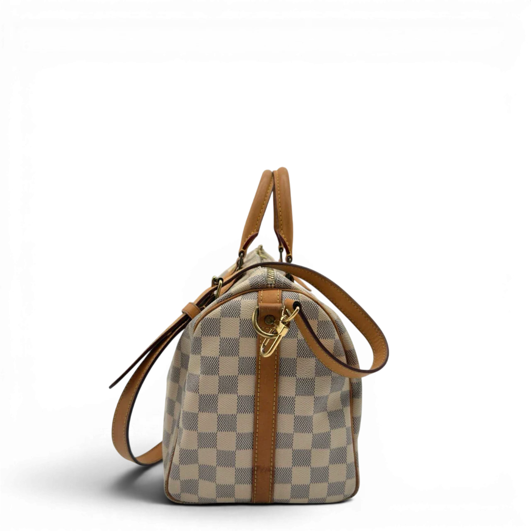 https://cdn.shopify.com/s/files/1/0564/9376/8855/files/Louis_Vuitton_Handtasche_Speedy_30_Bandouliere_Damier_Azur_weiss_4.webp?v=1784128191