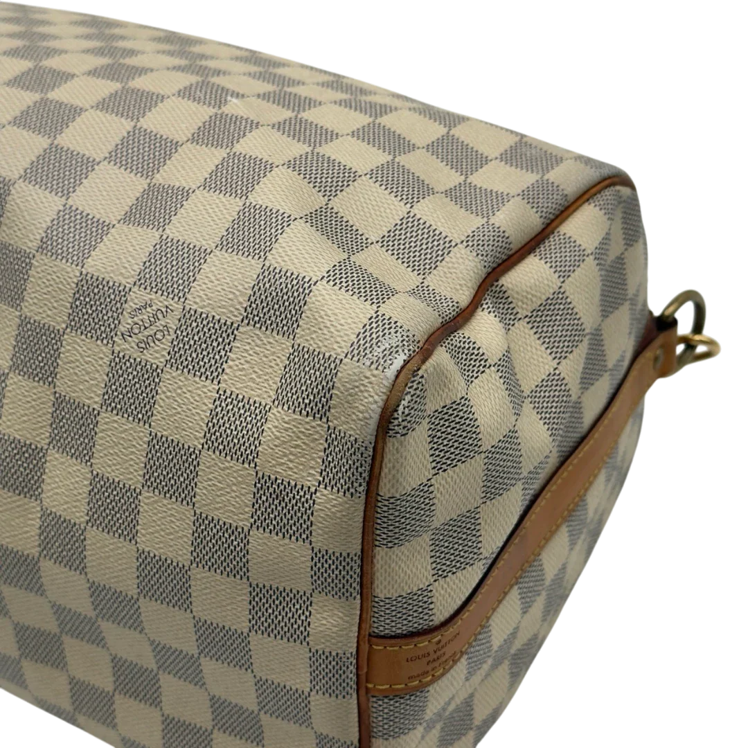 https://cdn.shopify.com/s/files/1/0564/9376/8855/files/Louis_Vuitton_Handtasche_Speedy_30_Bandouliere_Damier_Azur_weiss_6.webp?v=1784128191