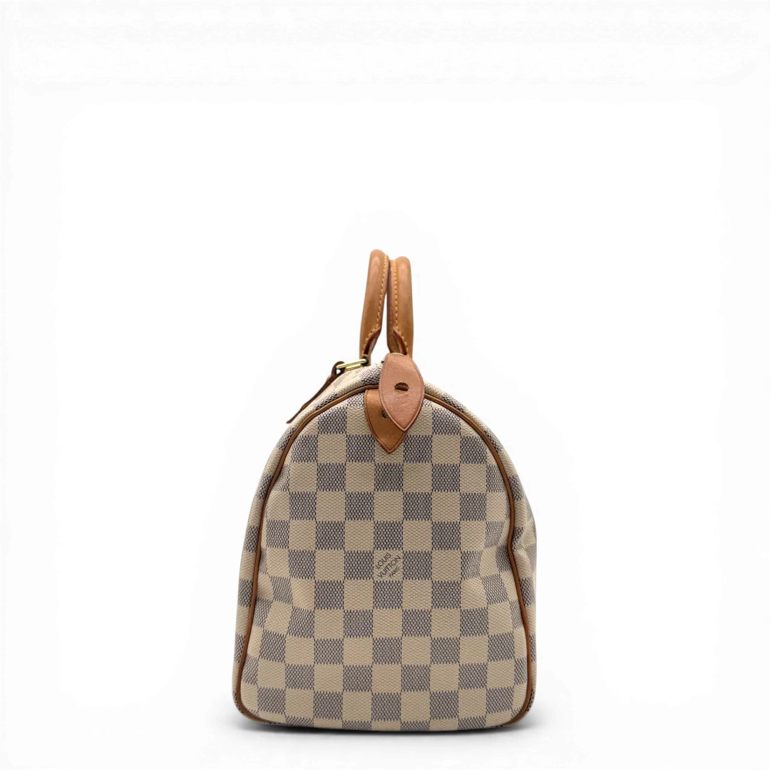 https://cdn.shopify.com/s/files/1/0564/9376/8855/files/Louis_Vuitton_Handtasche_Speedy_30_Damier_Azur_weiss_vintage_LV4493.webp?v=1775728010