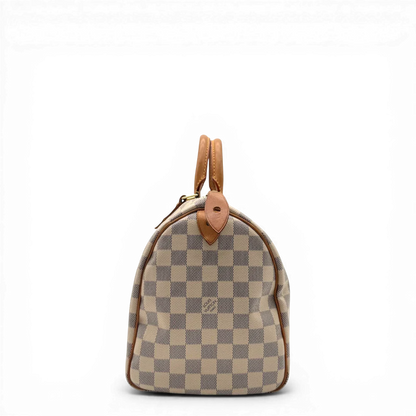 https://cdn.shopify.com/s/files/1/0564/9376/8855/files/Louis_Vuitton_Handtasche_Speedy_30_Damier_Azur_weiss_vintage_LV4493.webp?v=1775728010