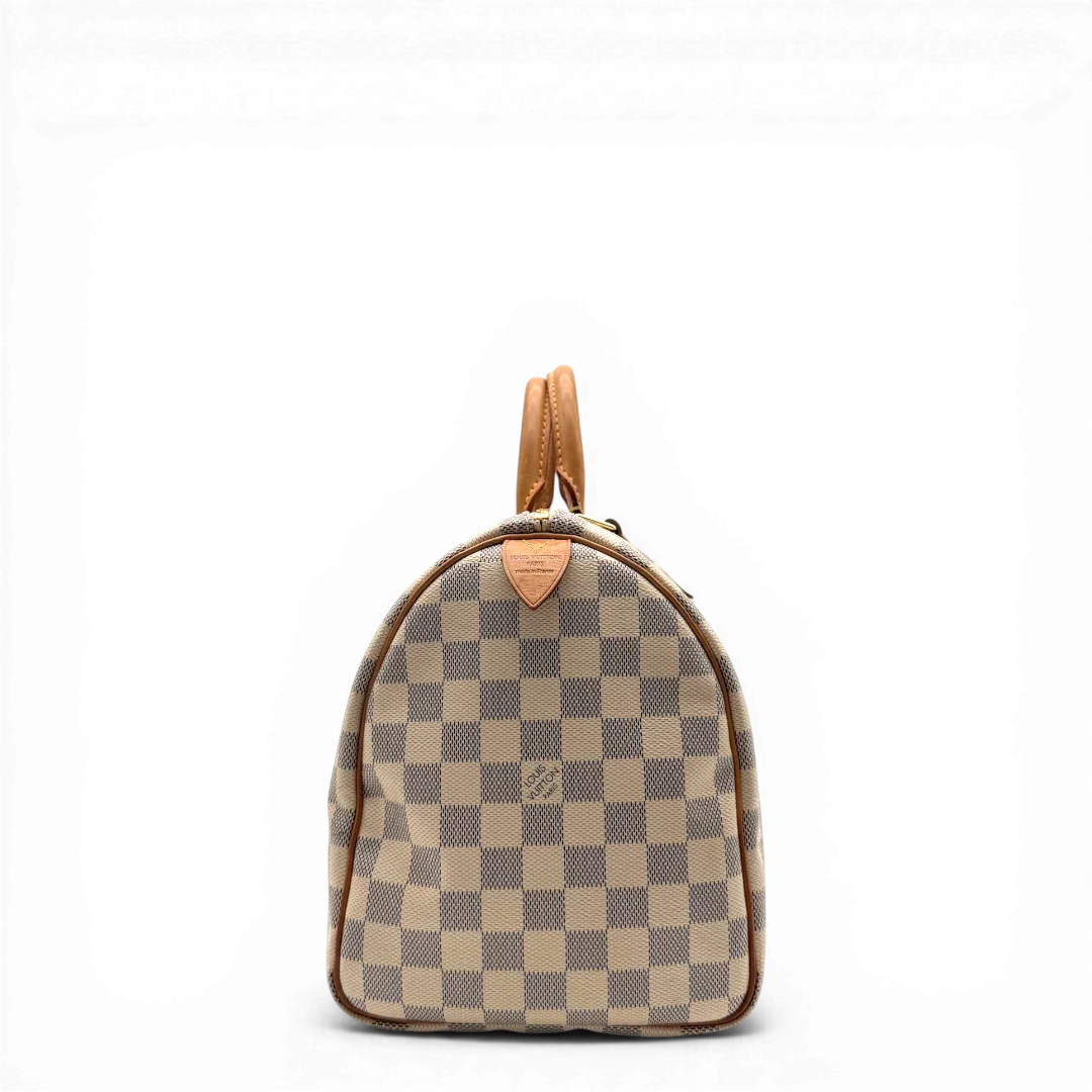 https://cdn.shopify.com/s/files/1/0564/9376/8855/files/Louis_Vuitton_Handtasche_Speedy_30_Damier_Azur_weiss_vintage_LV4494.webp?v=1775728010