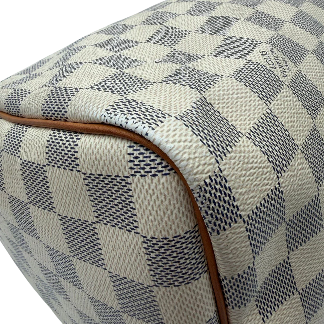 https://cdn.shopify.com/s/files/1/0564/9376/8855/files/Louis_Vuitton_Handtasche_Speedy_30_Damier_Azur_weiss_vintage_LV4497.webp?v=1775728011
