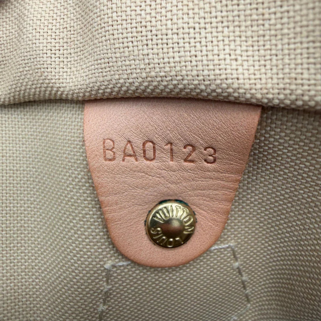 https://cdn.shopify.com/s/files/1/0564/9376/8855/files/Louis_Vuitton_Handtasche_Speedy_30_Damier_Azur_weiss_vintage_LV4505.webp?v=1775728010