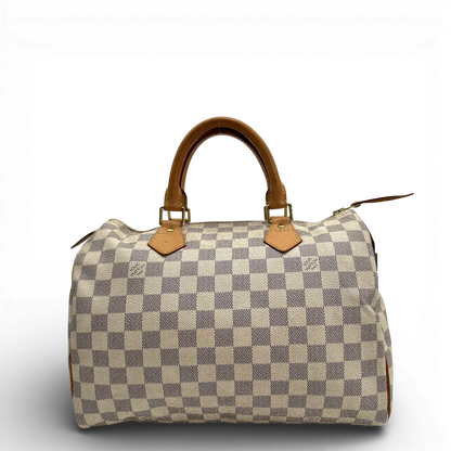 https://cdn.shopify.com/s/files/1/0564/9376/8855/files/Louis_Vuitton_Handtasche_Speedy_30_Damier_Azur_weiss_vintage_LV_1999_69e23b45-b19e-49ac-8465-9367211256b1.webp?v=1769739707