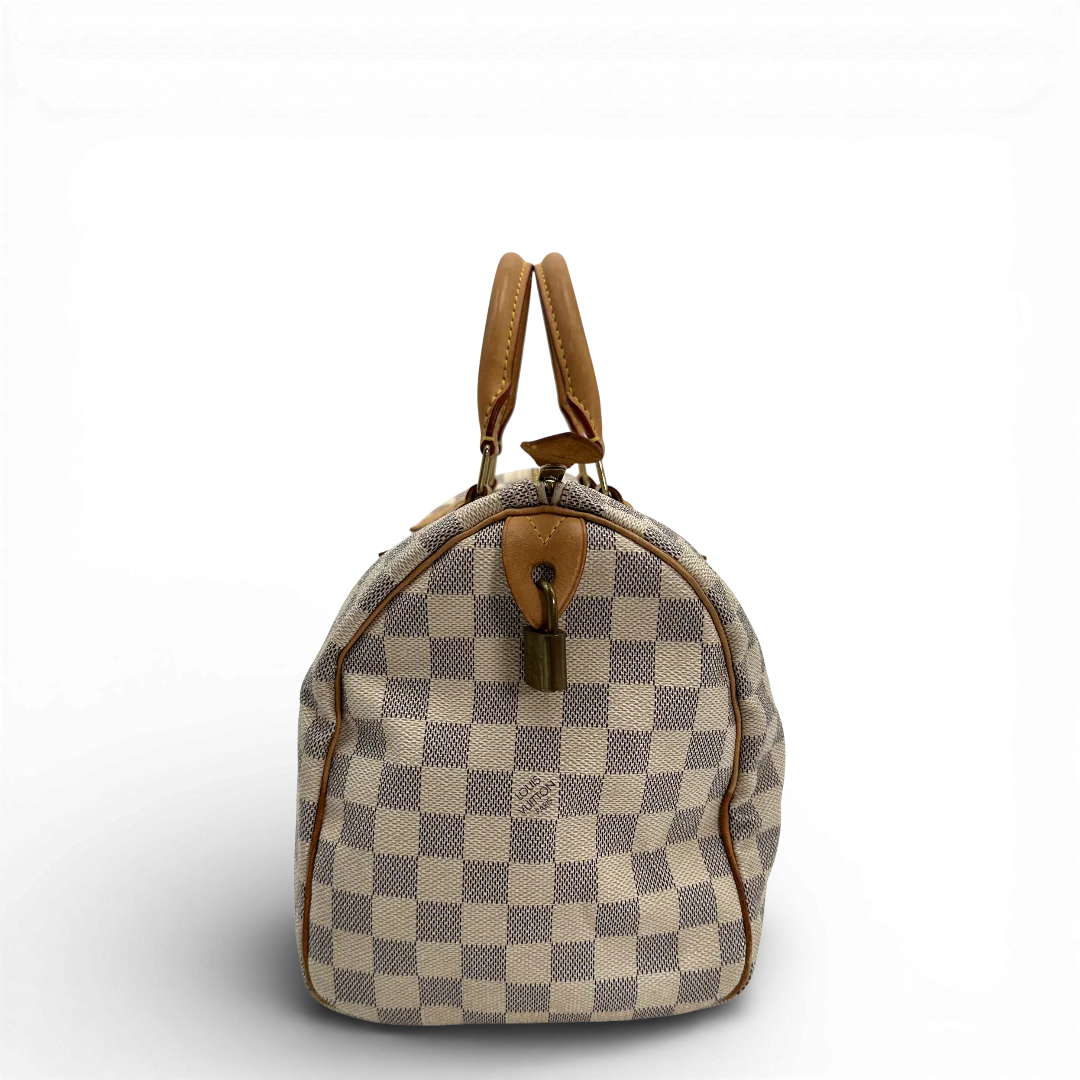 https://cdn.shopify.com/s/files/1/0564/9376/8855/files/Louis_Vuitton_Handtasche_Speedy_30_Damier_Azur_weiss_vintage_LV_2001_38c42e6a-8aac-4a77-ab98-ea341a4a33d2.webp?v=1769739707