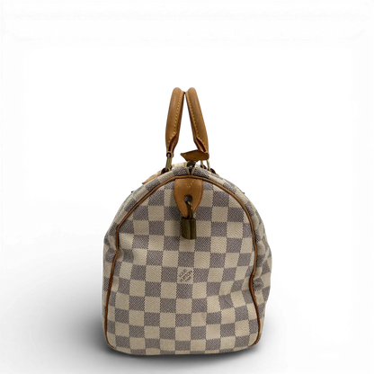https://cdn.shopify.com/s/files/1/0564/9376/8855/files/Louis_Vuitton_Handtasche_Speedy_30_Damier_Azur_weiss_vintage_LV_2001_38c42e6a-8aac-4a77-ab98-ea341a4a33d2.webp?v=1769739707