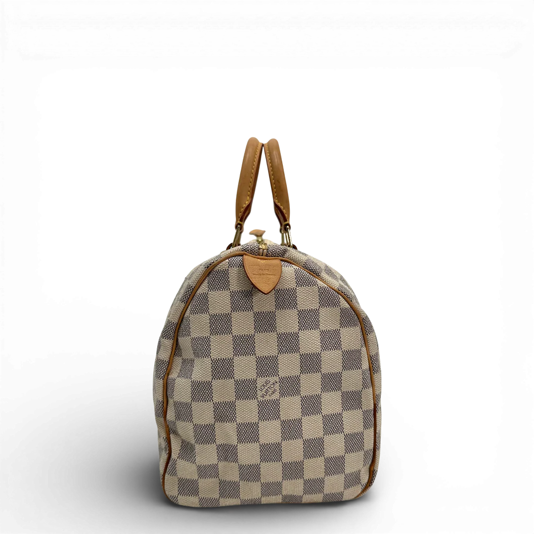 https://cdn.shopify.com/s/files/1/0564/9376/8855/files/Louis_Vuitton_Handtasche_Speedy_30_Damier_Azur_weiss_vintage_LV_2002_355e9450-108d-4715-8a96-a0fd9783e25a.webp?v=1769739706