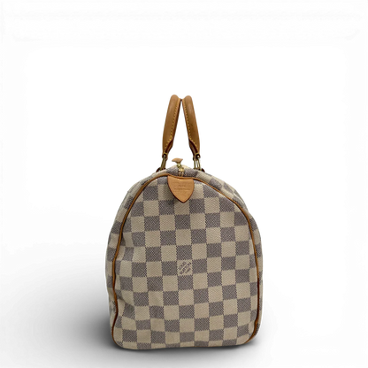 https://cdn.shopify.com/s/files/1/0564/9376/8855/files/Louis_Vuitton_Handtasche_Speedy_30_Damier_Azur_weiss_vintage_LV_2002_355e9450-108d-4715-8a96-a0fd9783e25a.webp?v=1769739706