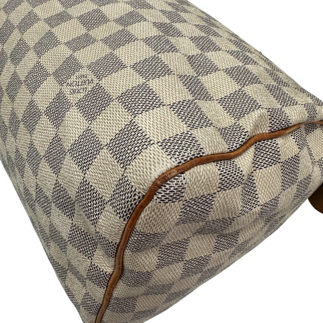 https://cdn.shopify.com/s/files/1/0564/9376/8855/files/Louis_Vuitton_Handtasche_Speedy_30_Damier_Azur_weiss_vintage_LV_2004_38085ce1-2428-4358-93ab-f8f5460b5c6b.webp?v=1769739707