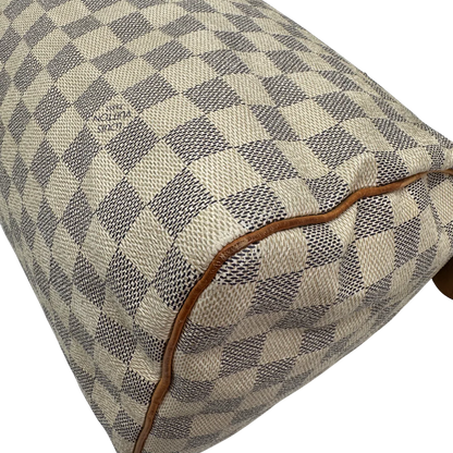 https://cdn.shopify.com/s/files/1/0564/9376/8855/files/Louis_Vuitton_Handtasche_Speedy_30_Damier_Azur_weiss_vintage_LV_2004_38085ce1-2428-4358-93ab-f8f5460b5c6b.webp?v=1769739707