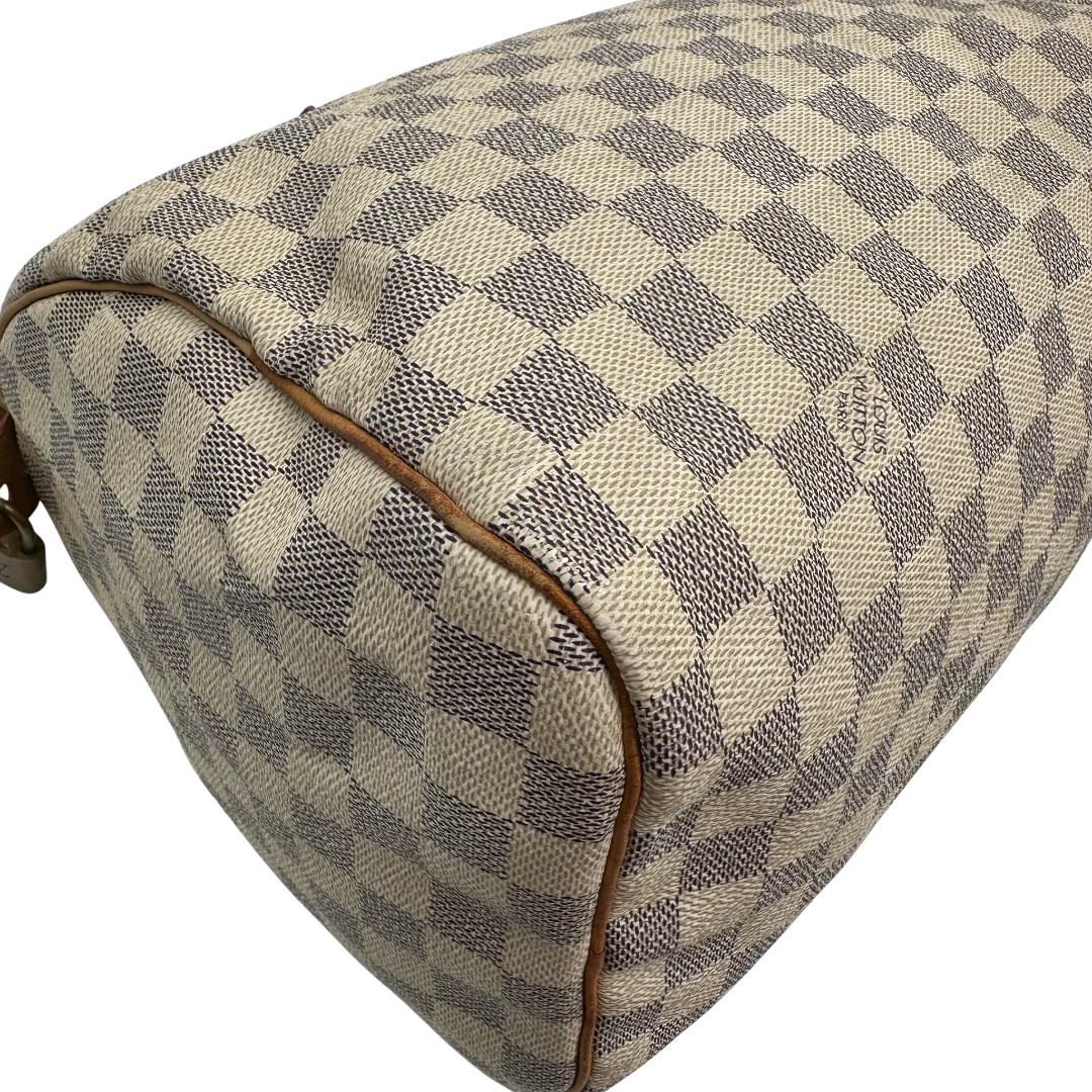 https://cdn.shopify.com/s/files/1/0564/9376/8855/files/Louis_Vuitton_Handtasche_Speedy_30_Damier_Azur_weiss_vintage_LV_2005_1811a62a-0e46-4dda-9033-2a529bd6f036.webp?v=1769739706