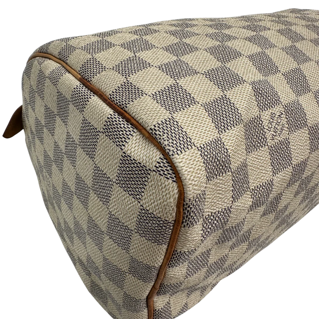 https://cdn.shopify.com/s/files/1/0564/9376/8855/files/Louis_Vuitton_Handtasche_Speedy_30_Damier_Azur_weiss_vintage_LV_2021_421ebdf9-b36a-4fbf-b1e1-ed317e83d077.webp?v=1769739707