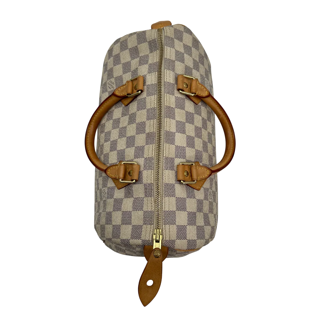 https://cdn.shopify.com/s/files/1/0564/9376/8855/files/Louis_Vuitton_Handtasche_Speedy_30_Damier_Azur_weiss_vintage_LV_2023_60ead145-343b-4f8e-8bad-e1d4a95e01c5.webp?v=1769739706