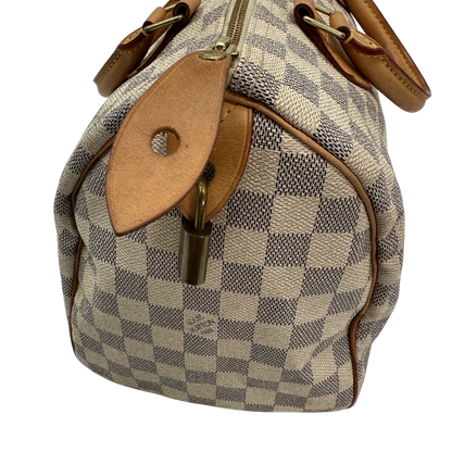 https://cdn.shopify.com/s/files/1/0564/9376/8855/files/Louis_Vuitton_Handtasche_Speedy_30_Damier_Azur_weiss_vintage_LV_2025_db1debc3-c378-4748-abd1-3270a3701549.webp?v=1769739707