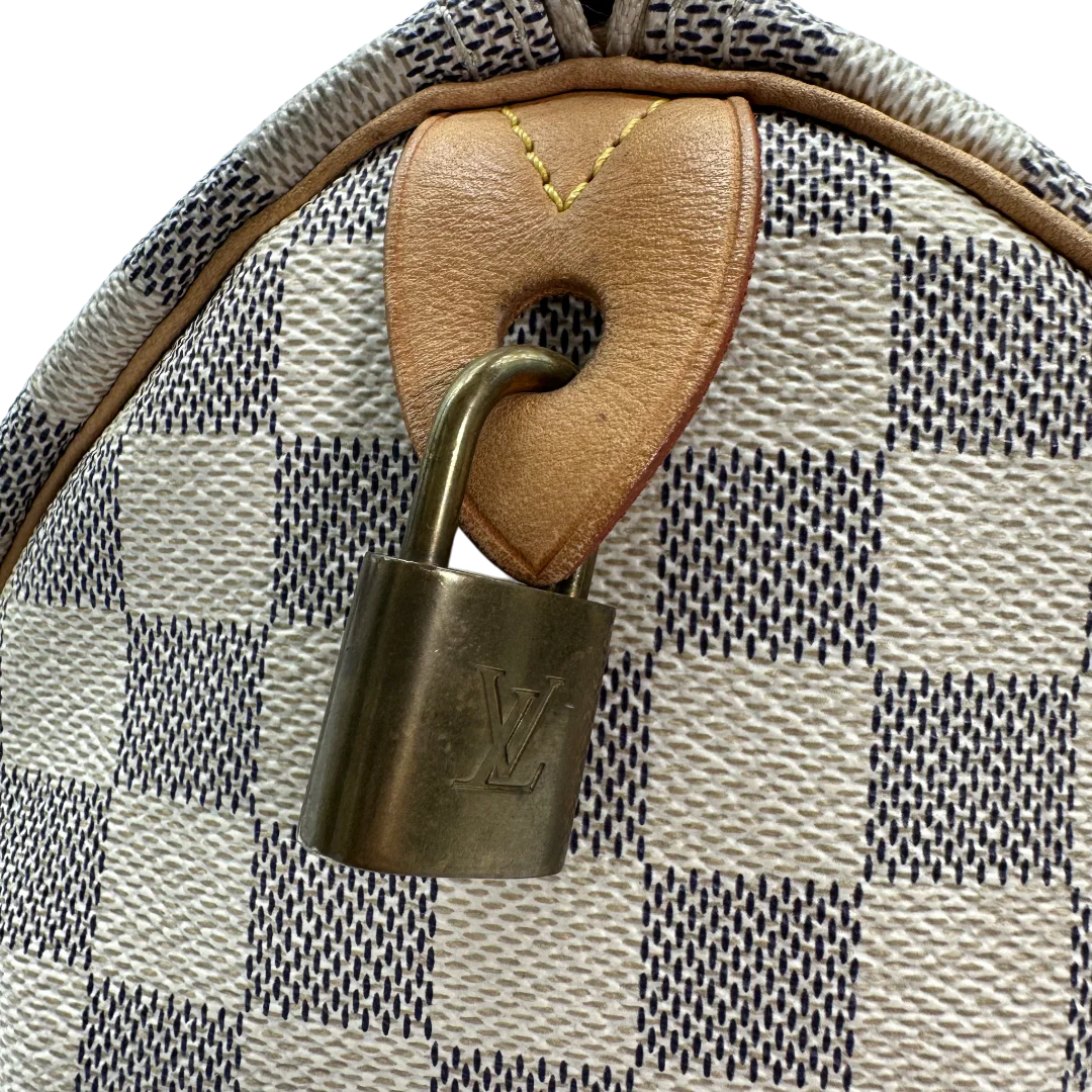 https://cdn.shopify.com/s/files/1/0564/9376/8855/files/Louis_Vuitton_Handtasche_Speedy_30_Damier_Azur_weiss_vintage_LV_2026_afed2768-8ad4-4985-8b11-d4a66f72c429.webp?v=1769739707