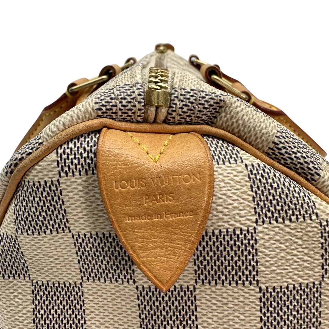 https://cdn.shopify.com/s/files/1/0564/9376/8855/files/Louis_Vuitton_Handtasche_Speedy_30_Damier_Azur_weiss_vintage_LV_2028_f13390ae-4343-4869-8043-fb279f8573f7.webp?v=1769739707