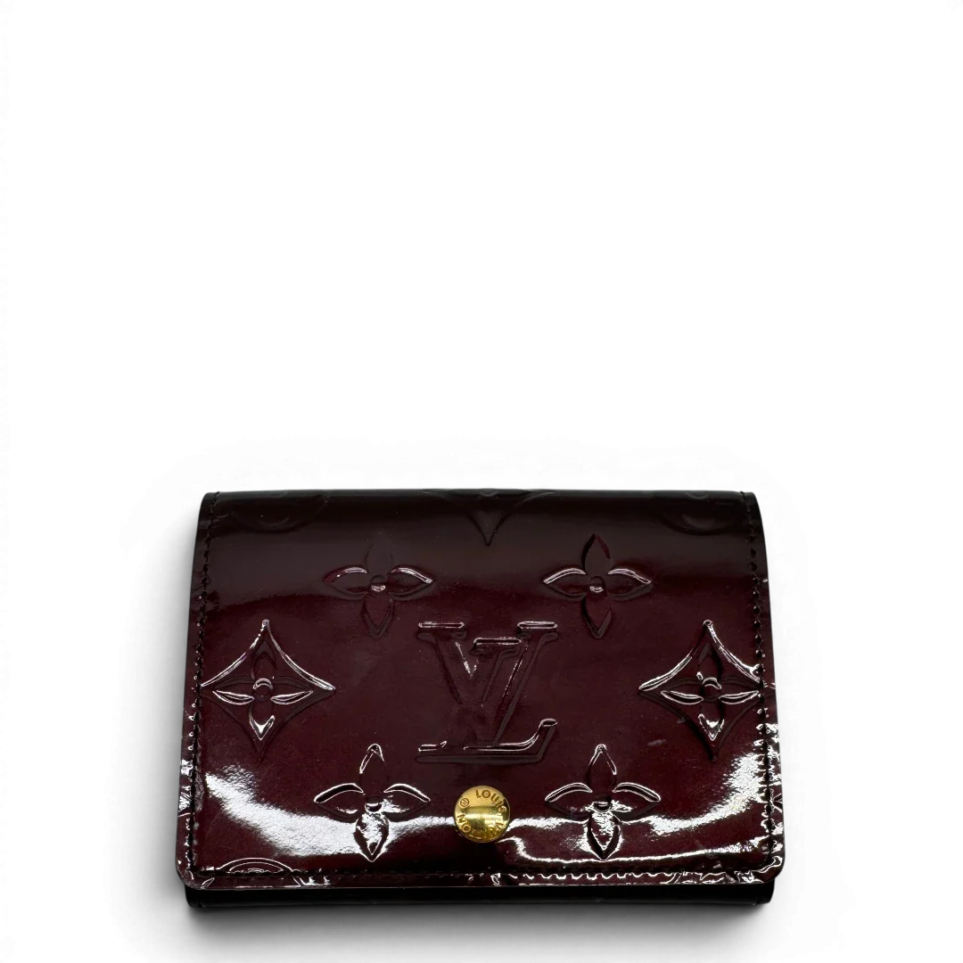 https://cdn.shopify.com/s/files/1/0564/9376/8855/files/Louis_Vuitton_Kartenhalter_Envelope_Vernis_monogram_dunkelrot_1.webp?v=1783511438
