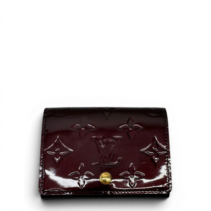 https://cdn.shopify.com/s/files/1/0564/9376/8855/files/Louis_Vuitton_Kartenhalter_Envelope_Vernis_monogram_dunkelrot_1.webp?v=1783511438