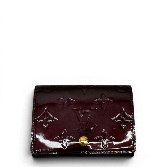 https://cdn.shopify.com/s/files/1/0564/9376/8855/files/Louis_Vuitton_Kartenhalter_Envelope_Vernis_monogram_dunkelrot_1.webp?v=1783511438