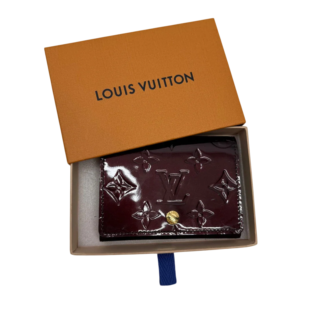 https://cdn.shopify.com/s/files/1/0564/9376/8855/files/Louis_Vuitton_Kartenhalter_Envelope_Vernis_monogram_dunkelrot_10.webp?v=1783511438