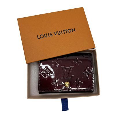 https://cdn.shopify.com/s/files/1/0564/9376/8855/files/Louis_Vuitton_Kartenhalter_Envelope_Vernis_monogram_dunkelrot_10.webp?v=1783511438