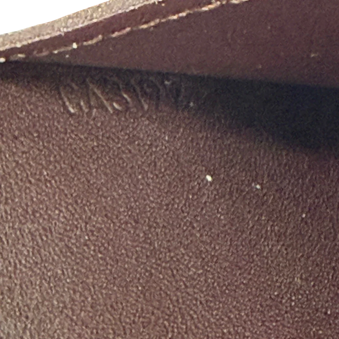 https://cdn.shopify.com/s/files/1/0564/9376/8855/files/Louis_Vuitton_Kartenhalter_Envelope_Vernis_monogram_dunkelrot_12.webp?v=1783511438