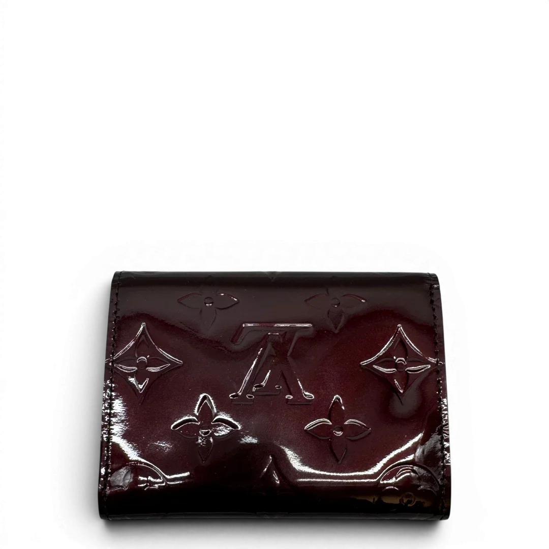 https://cdn.shopify.com/s/files/1/0564/9376/8855/files/Louis_Vuitton_Kartenhalter_Envelope_Vernis_monogram_dunkelrot_2.webp?v=1783511438