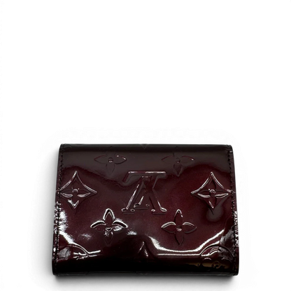 https://cdn.shopify.com/s/files/1/0564/9376/8855/files/Louis_Vuitton_Kartenhalter_Envelope_Vernis_monogram_dunkelrot_2.webp?v=1783511438