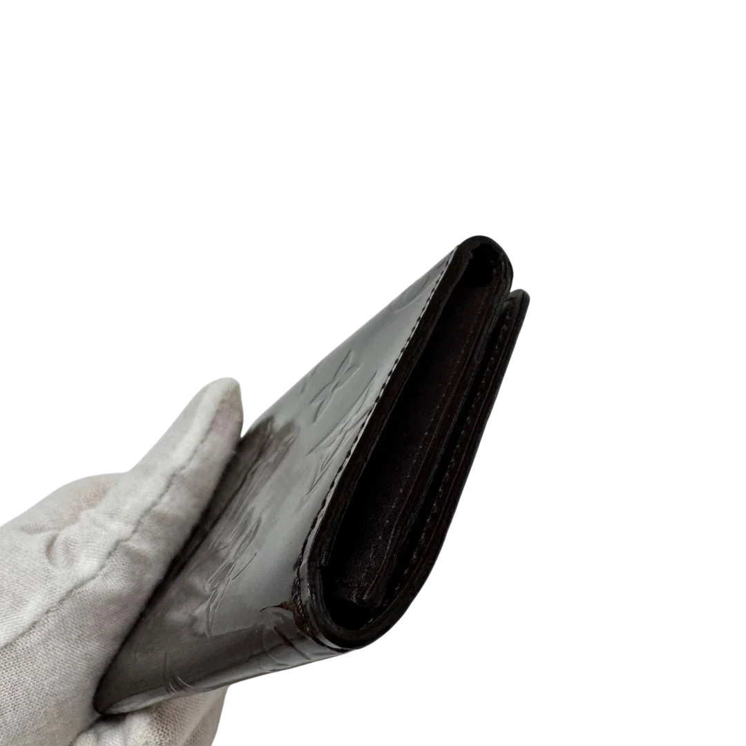 https://cdn.shopify.com/s/files/1/0564/9376/8855/files/Louis_Vuitton_Kartenhalter_Envelope_Vernis_monogram_dunkelrot_4.webp?v=1783511438