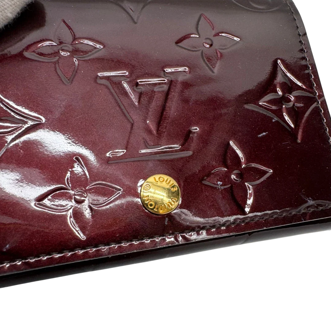 https://cdn.shopify.com/s/files/1/0564/9376/8855/files/Louis_Vuitton_Kartenhalter_Envelope_Vernis_monogram_dunkelrot_5.webp?v=1783511438