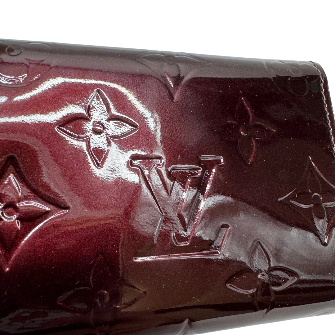https://cdn.shopify.com/s/files/1/0564/9376/8855/files/Louis_Vuitton_Kartenhalter_Envelope_Vernis_monogram_dunkelrot_6.webp?v=1783511438