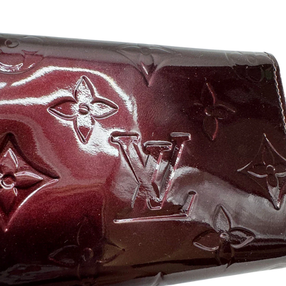https://cdn.shopify.com/s/files/1/0564/9376/8855/files/Louis_Vuitton_Kartenhalter_Envelope_Vernis_monogram_dunkelrot_6.webp?v=1783511438