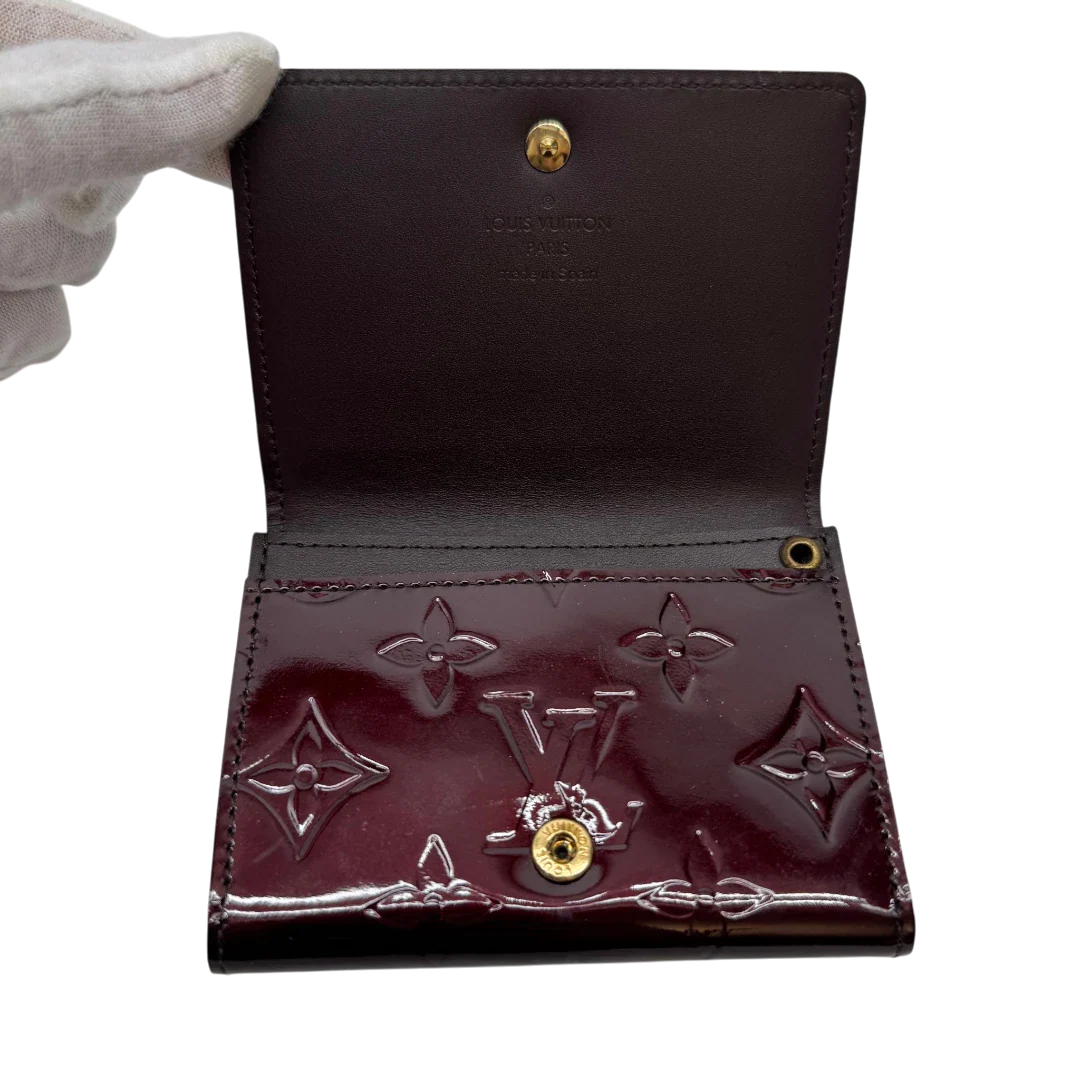 https://cdn.shopify.com/s/files/1/0564/9376/8855/files/Louis_Vuitton_Kartenhalter_Envelope_Vernis_monogram_dunkelrot_7.webp?v=1783511438