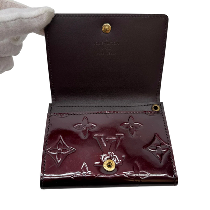 https://cdn.shopify.com/s/files/1/0564/9376/8855/files/Louis_Vuitton_Kartenhalter_Envelope_Vernis_monogram_dunkelrot_7.webp?v=1783511438