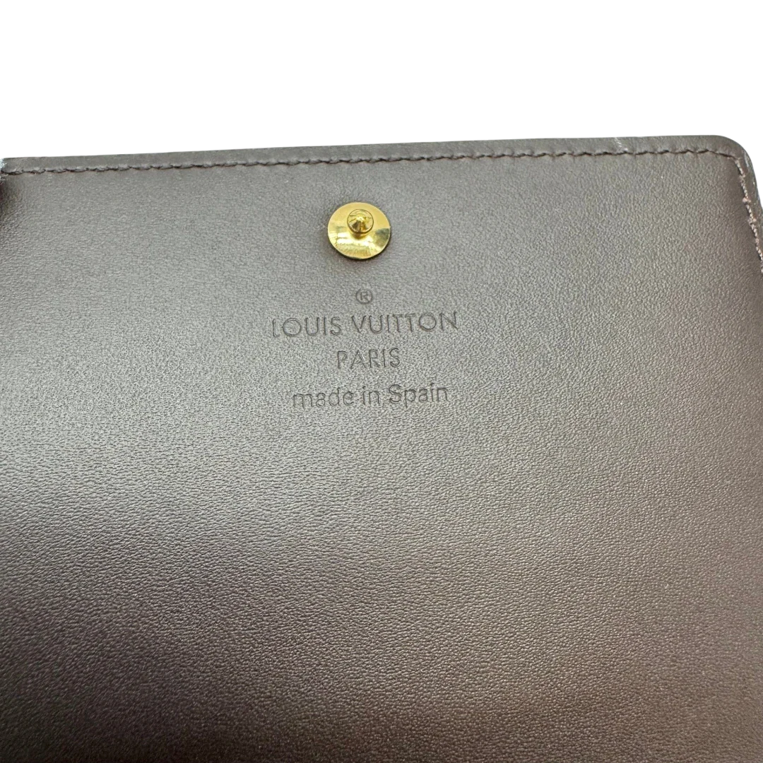 https://cdn.shopify.com/s/files/1/0564/9376/8855/files/Louis_Vuitton_Kartenhalter_Envelope_Vernis_monogram_dunkelrot_8.webp?v=1783511439