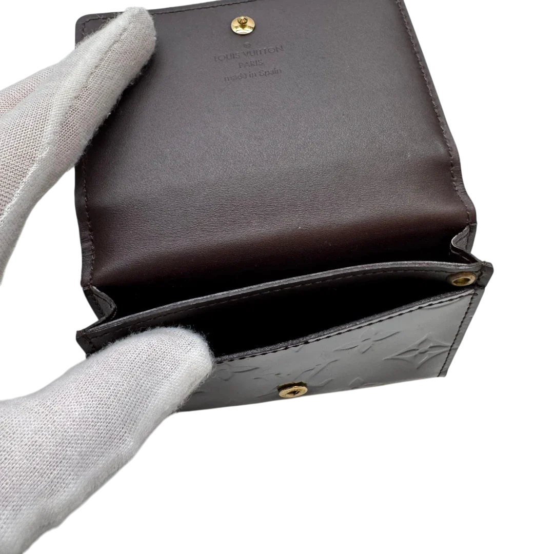 https://cdn.shopify.com/s/files/1/0564/9376/8855/files/Louis_Vuitton_Kartenhalter_Envelope_Vernis_monogram_dunkelrot_9.webp?v=1783511438