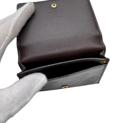 https://cdn.shopify.com/s/files/1/0564/9376/8855/files/Louis_Vuitton_Kartenhalter_Envelope_Vernis_monogram_dunkelrot_9.webp?v=1783511438