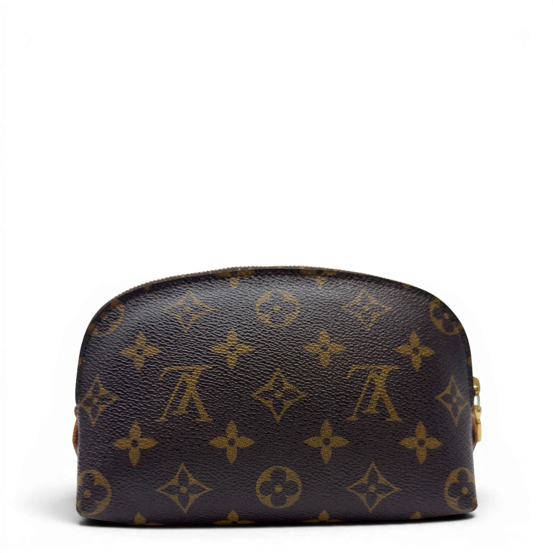 https://cdn.shopify.com/s/files/1/0564/9376/8855/files/Louis_Vuitton_Kosmetiktasche_Pouch_PM_monogram_braun_1.webp?v=1783512236