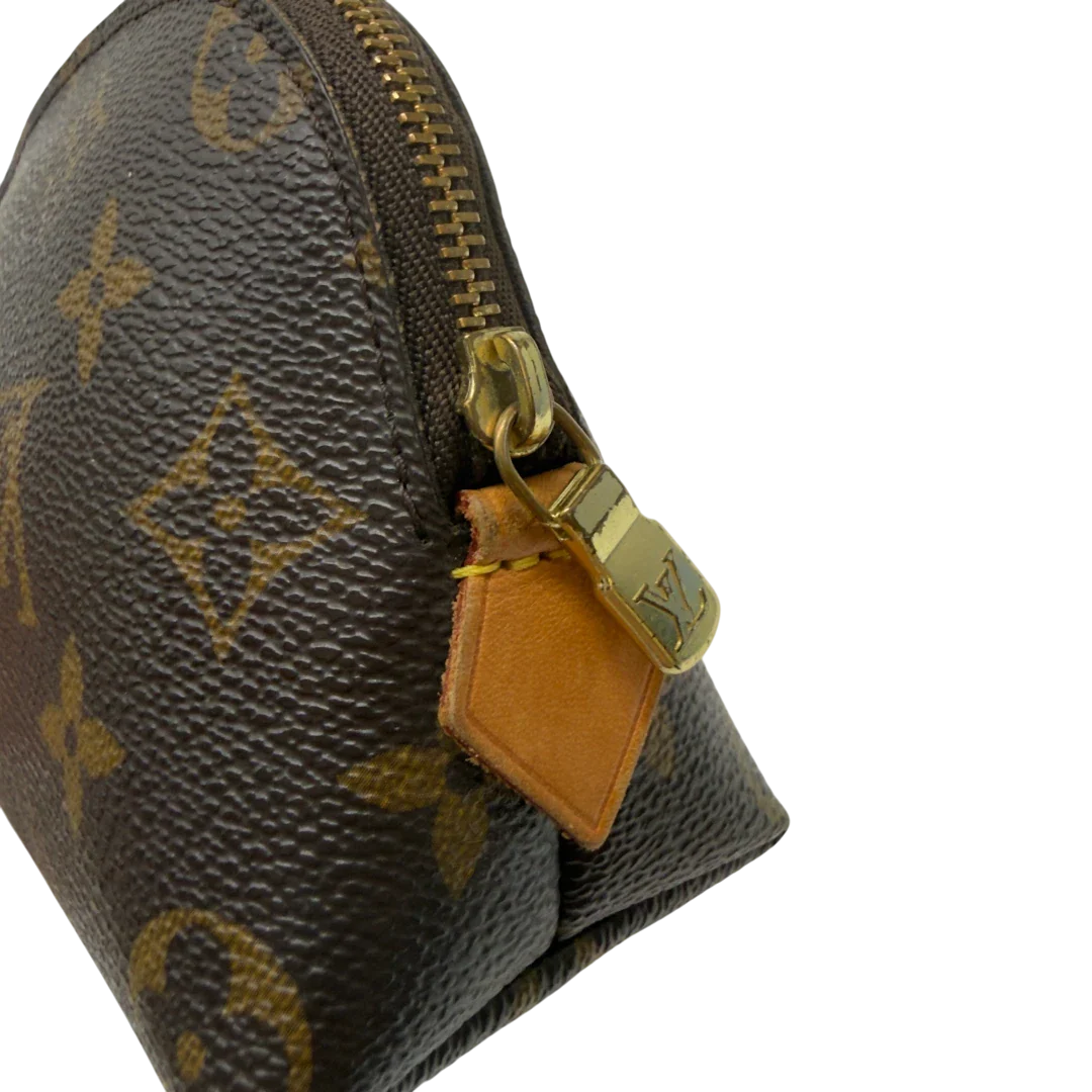https://cdn.shopify.com/s/files/1/0564/9376/8855/files/Louis_Vuitton_Kosmetiktasche_Pouch_PM_monogram_braun_10.webp?v=1783512236
